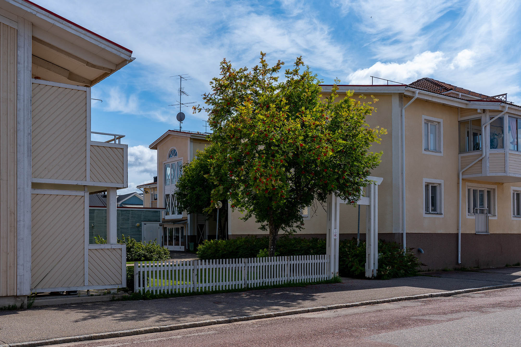 Gatubild med en portal, Dalagatan Sveg