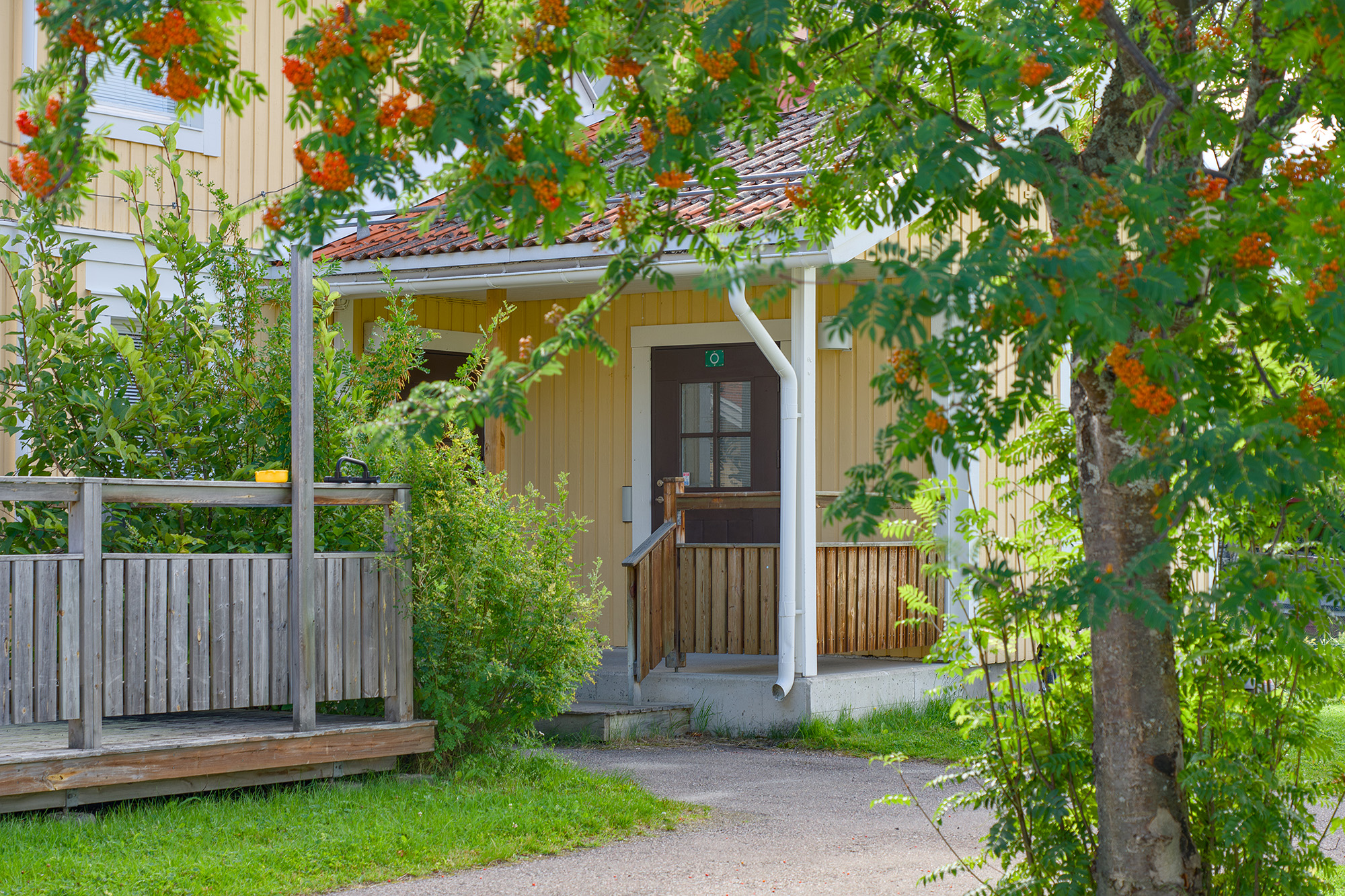 En entré på ett gult hus